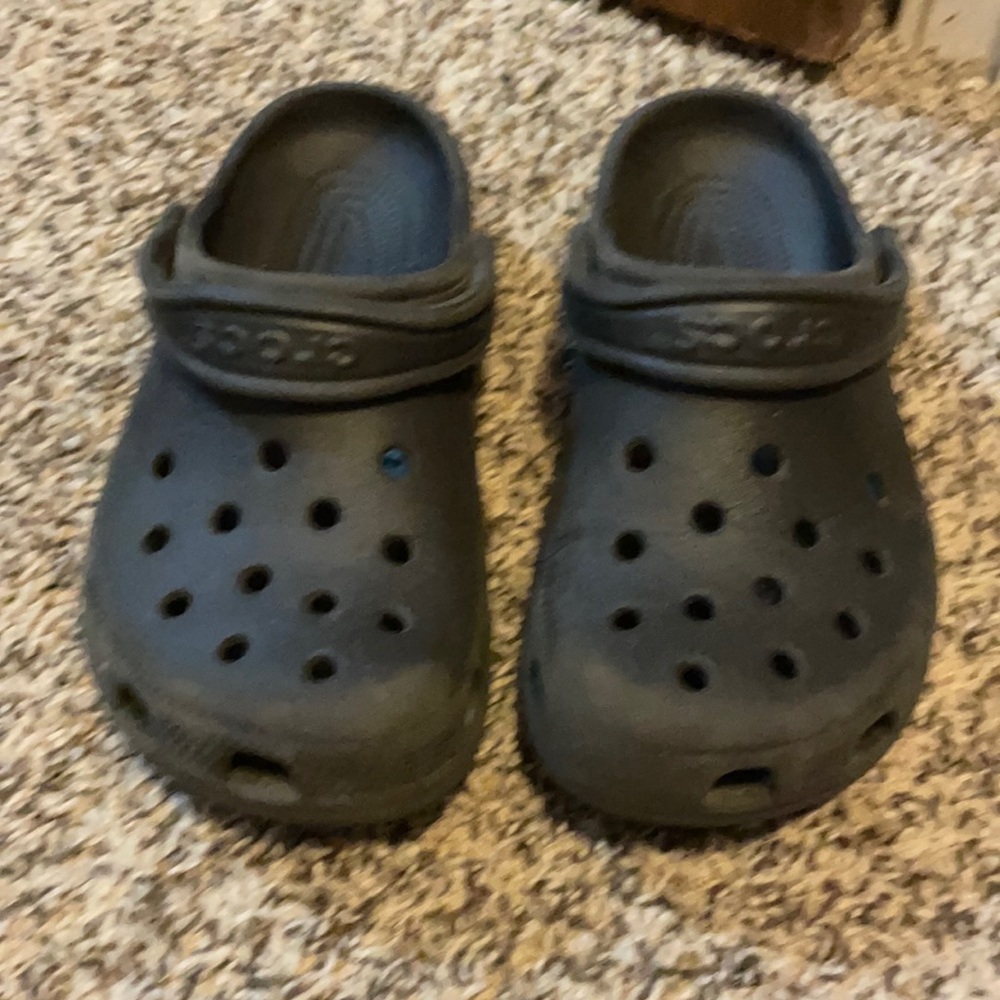 Crocs 6 in women 7 in men